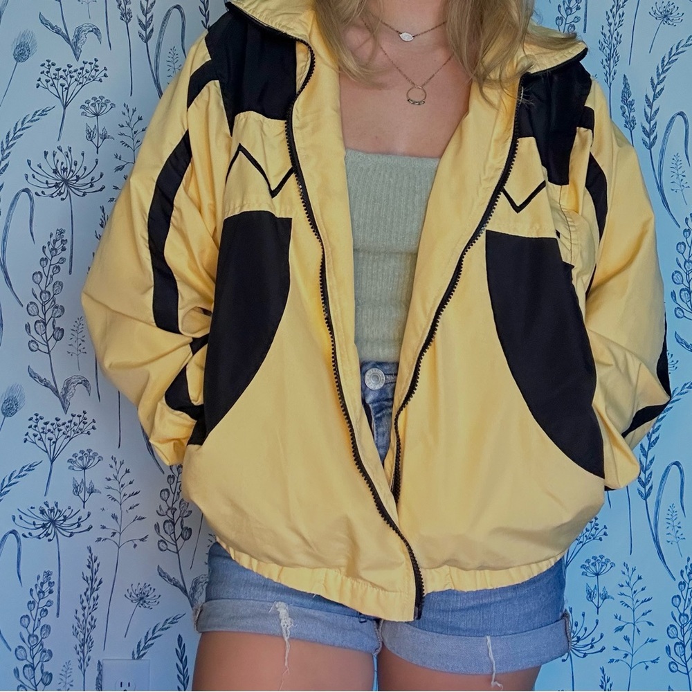 yellow/orange puffer 🐝